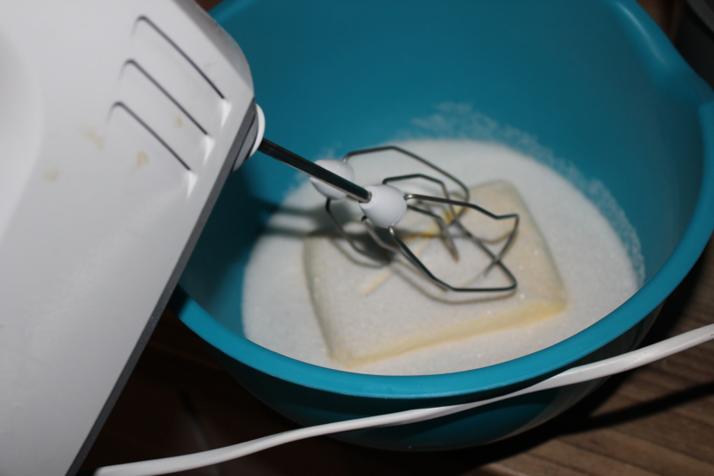 Niedliche Tierkekse: Butter und Zucker mischen Niedliche Tierkekse: Butter und Zucker mischen