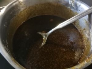 Die Toffee Sauce zuerst auf mittlerer Stufe erwärmen, damit sich Zucker, Butter und Crème Double vermischen und dann aufkochen